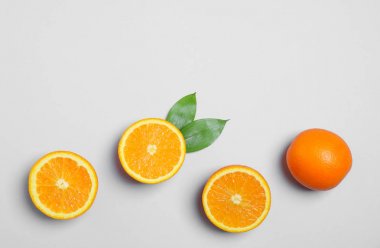 Açık gri backg turuncu ve yaprakları ile Düz yatıyordu kompozisyon