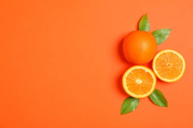 Olgun portakal ve renk arka plan üzerinde bırakır. Metin için alan