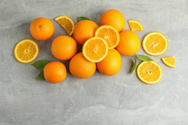 Birçok olgun portakal ve gri tablo üzerinde metin için boşluk yaprakları, 