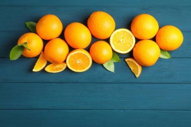 Olgun portakal ve ahşap arka yaprakları ile Düz yatıyordu kompozisyon