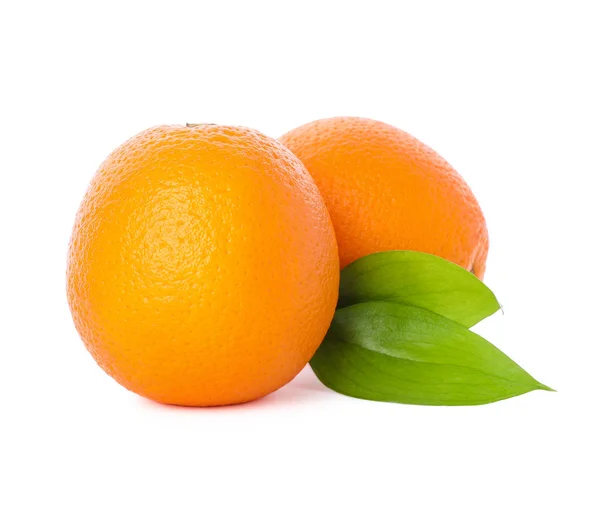 Fehér alapon izolált érett narancs. Egészséges táplálkozás — Stock Fotó