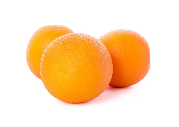 Zralé pomeranče izolované na bílém pozadí. Zdravé jídlo — Stock fotografie