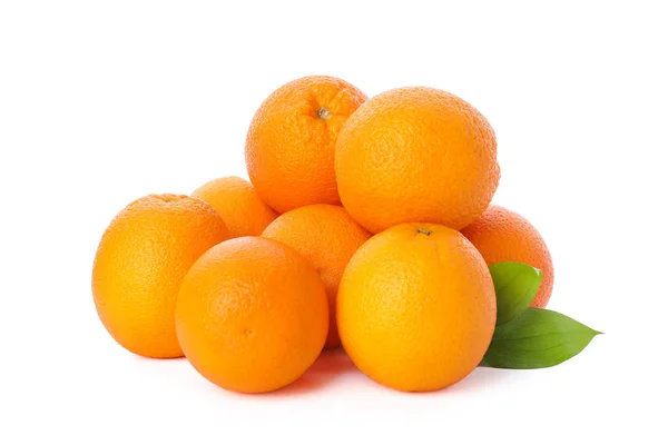 Σωρός από ώριμα πορτοκάλια απομονωμένα σε λευκό φόντο. Υγιεινό φαγητό — Φωτογραφία Αρχείου