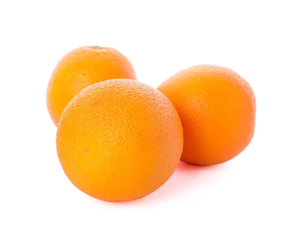 Dojrzałe pomarańcze izolowane na białym tle. Zdrowa żywność — Zdjęcie stockowe