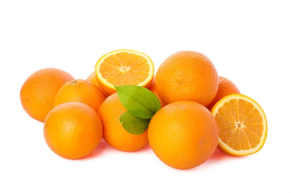 Pilha de laranjas maduras isoladas sobre fundo branco. Alimentos saudáveis — Fotografia de Stock