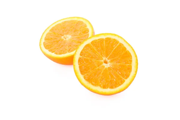 Τα μισά πορτοκάλια απομονώθηκαν σε λευκό φόντο. Τρόφιμα εσπεριδοειδών — Φωτογραφία Αρχείου