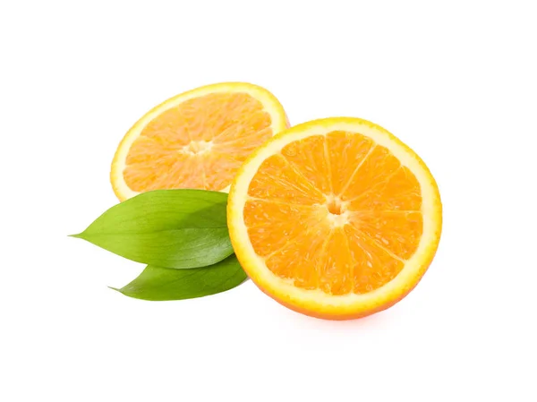 Спелые апельсины с листьями изолированы на белом фоне. Но это не так. — стоковое фото