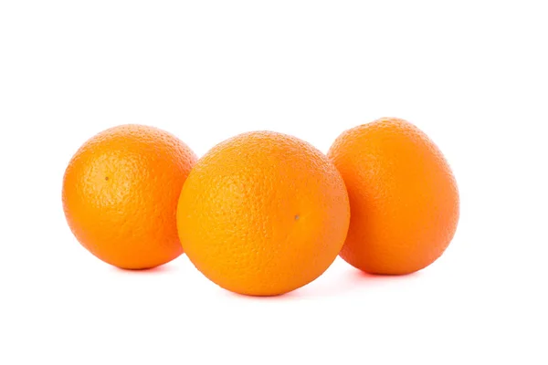 Mogna apelsiner isolerade på vit bakgrund. Hälsosam mat — Stockfoto