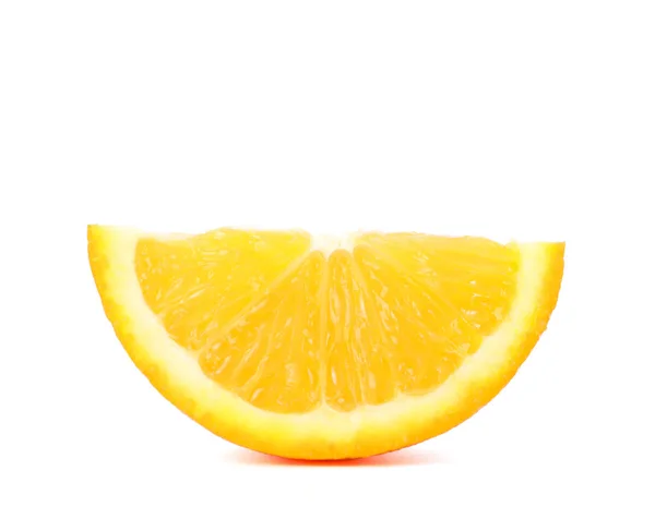 Pedaço de laranja madura isolado sobre fundo branco. Alimentos saudáveis — Fotografia de Stock