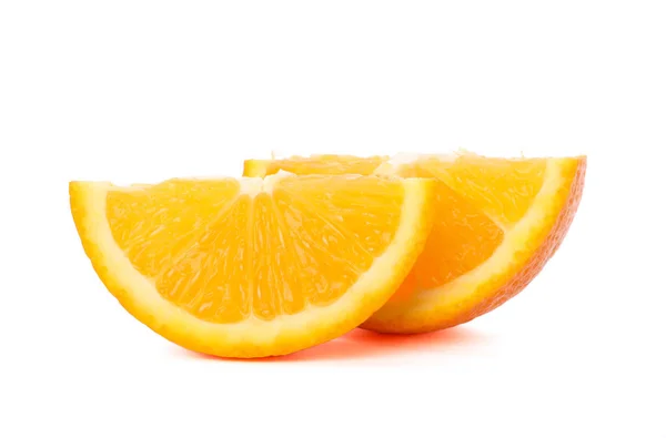 Pedaços de laranja madura isolados sobre fundo branco. Alimentos saudáveis — Fotografia de Stock