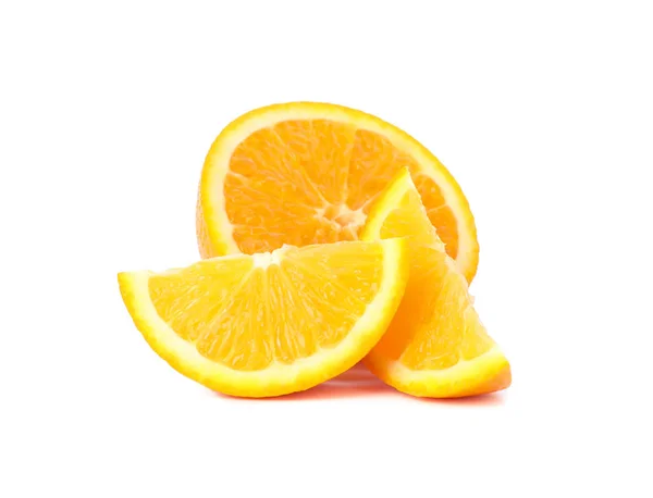 Reife Orange mit vereinzelten Stücken auf weißem Hintergrund. Zitrus foo — Stockfoto
