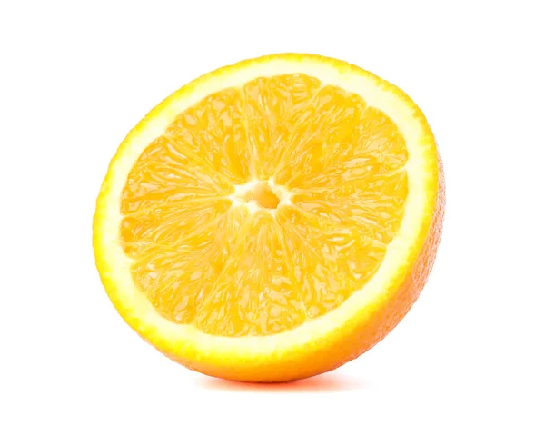 Meia laranja isolada sobre fundo branco. Alimentos cítricos — Fotografia de Stock