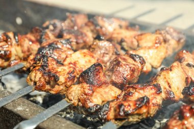 Arka plan olarak ızgara üzerinde et şişler, closeup. Açık mutfak