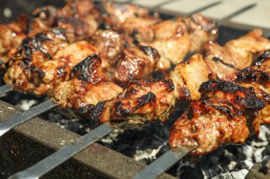 Arka plan olarak ızgara üzerinde et şişler, closeup. Açık mutfak