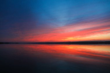 Nehir ile dramatik günbatımı gökyüzü arka plan, ateşli bulutlar, sarı,