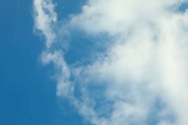 Açık mavi gökyüzü arka plan üzerinde güzel beyaz kabarık bulutlar. Wo