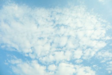 Açık mavi gökyüzü arka plan üzerinde güzel beyaz kabarık bulutlar. Wo