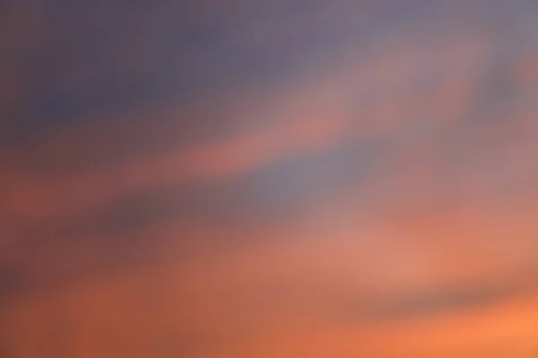 Dramatic sunset sky background with fiery clouds, yellow, orange — Stock Photo, Image