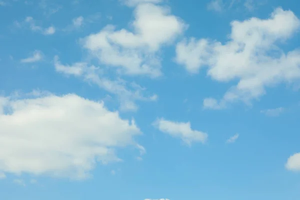 Beautiful white fluffy clouds on a light blue sky background. Wo — Stock Photo, Image