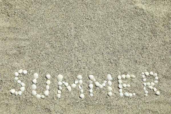 Areia do mar com inscrição verão, espaço para texto. Fundo de verão — Fotografia de Stock