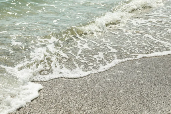 A orillas del mar con olas pequeñas, de cerca. Fondo de verano — Foto de Stock