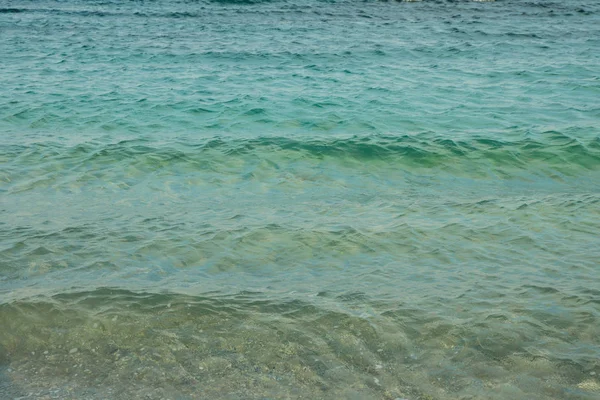 Agua de mar limpia como fondo. Fondo de verano — Foto de Stock