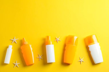 Col üzerinde güneş koruyucu spreyler ve denizyıldızları ile Düz yatıyordu kompozisyon