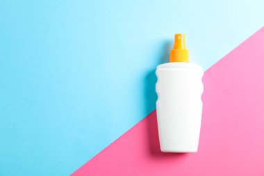 İki ton arka plan üzerinde güneş koruyucu sprey, metin için alan