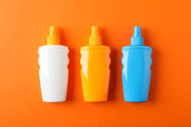 Renk arka planda güneş koruyucu spreyler ile düz yatıyordu kompozisyon. 