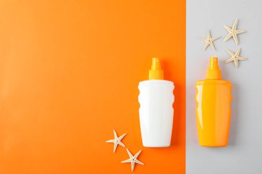 İki güneş koruyucu spreyler ve denizyıldızları ile Düz yatıyordu kompozisyon