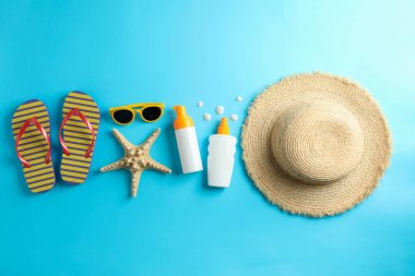 Renkli arka plan üzerinde yaz tatili kompozisyon. Metin için alan,