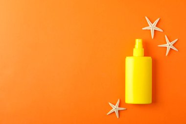 Renk backgro güneş kremi sprey ve denizyıldızları ile Kompozisyon