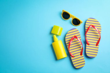 Renkli arka plan üzerinde yaz tatili kompozisyon. Metin için alan,