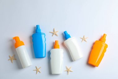 Col üzerinde güneş koruyucu spreyler ve denizyıldızları ile Düz yatıyordu kompozisyon