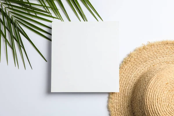 Cuadrado con espacio para texto, hojas de palma y sombrero de paja sobre blanco b — Foto de Stock
