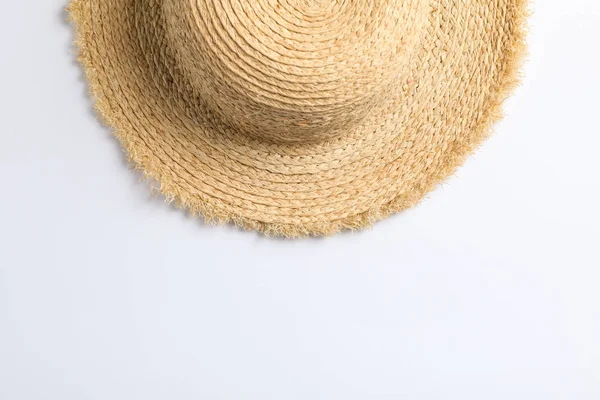 Bonito sombrero de paja sobre fondo blanco. Espacio para texto, vista superior — Foto de Stock