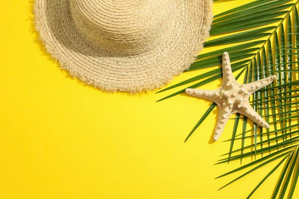Composição de férias de verão no fundo amarelo. Espaço para texto — Fotografia de Stock