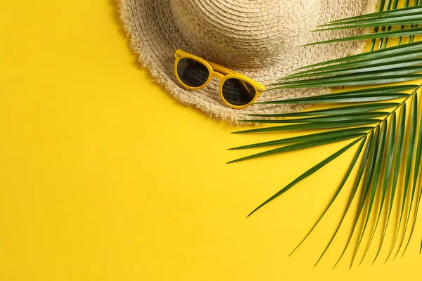 Composición de vacaciones de verano sobre fondo amarillo. Espacio para texto —  Fotos de Stock