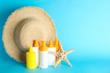 Renkli arka planda yaz tatili aksesuarları, metin için alan.