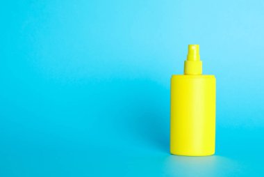 Renk arka plan üzerinde güneş koruyucu sprey, metin için alan