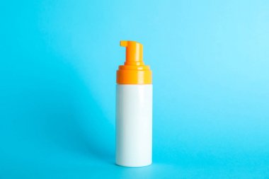 Renk arka plan üzerinde güneş koruyucu sprey, metin için alan