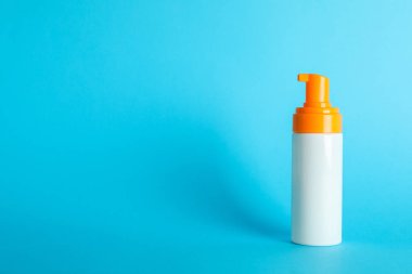 Renk arka plan üzerinde güneş koruyucu sprey, metin için alan