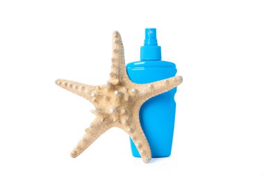 Beyaz arka planda izole denizyıldızı ile güneş kremi sprey. Summ