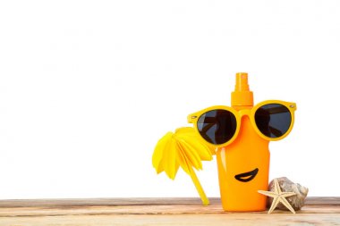 Güneş gözlüğü, denizyıldızı, deniz kabuğu ve dekoratör ile güneş koruyucu sprey