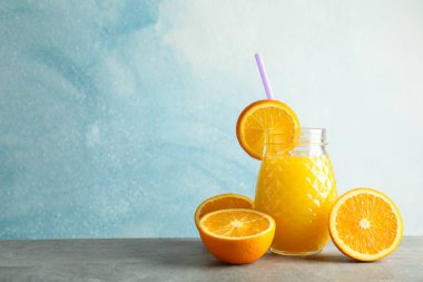 Gri ta taze portakal suyu, tübül ve portakal ile Cam kavanoz