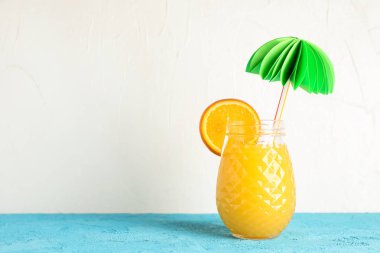 Renkli masa üzerinde dekoratif palmiye ve turuncu parça ile Cam kavanoz bir