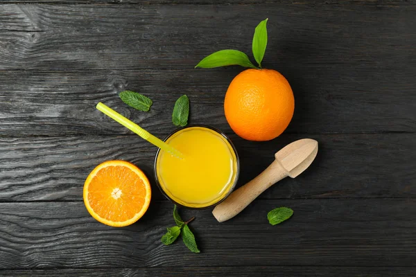 Flat lay composition with fresh orange juice, wooden juicer, min — Stock Photo, Image