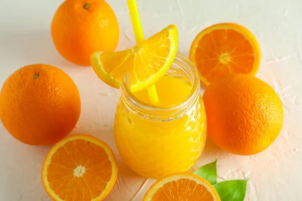 신선한 오렌지 주스와 튜불, 오렌지를 화이트 b에 넣은 유리 병 — 스톡 사진