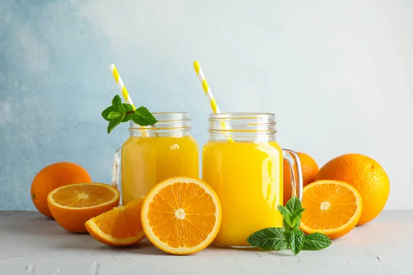 Pots en verre avec jus d'orange frais et tubule, oranges et menthe — Photo