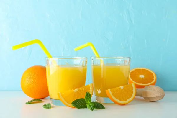 Flat lay composition with fresh orange juices, wooden juicer, mi — Stock Photo, Image